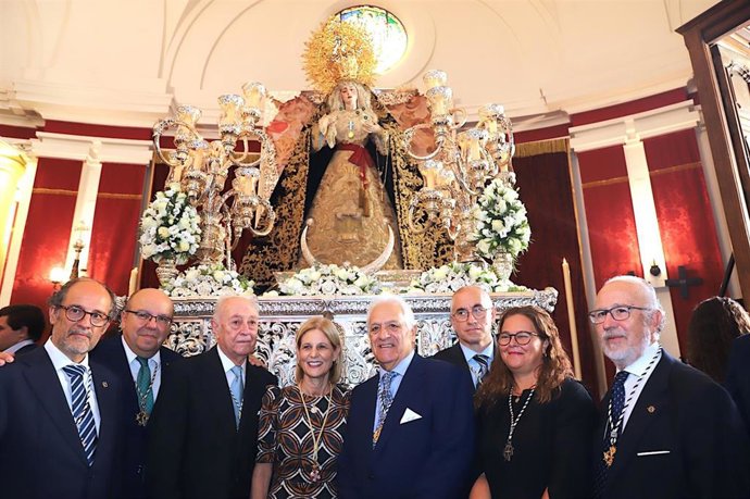 La alcaldesa de Jerez, María José García-Pelayo, entrega la Medalla de Oro de Jerez a la Virgen de La Paz de la Hermandad de la Corona.