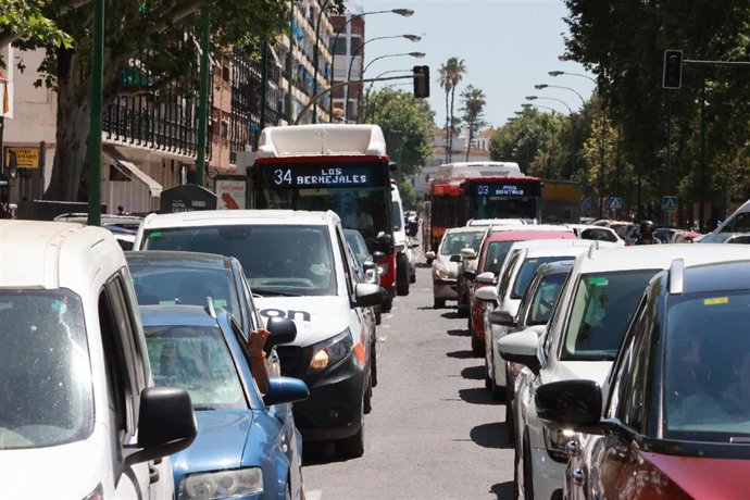 Archivo - Tráfico en Sevilla en una imagen de archivo.