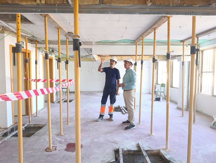 El concejal de Mantenimiento Urbano, Javier Padorno, visita las obras dle colegio Muñoz Garnica.