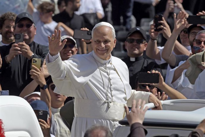 El Papa León XIV durante la canonización de Carlo Acutis, en la Plaza de San Pedro del Vaticano, a 7 de septiembre de 2025, en Roma (Italia). El Papa León XIV canoniza a Carlos Acutis, el conocido como ‘influencer’ de Dios y que se convierte en el primer 