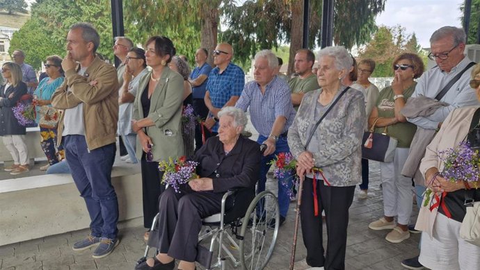 L consejero de Ordenación de Territorio, Urbanismo, Vivienda y Derechos Ciudadanos, Ovidio Zapico  (primero por la izquierda en la imagen) y la directora de Memoria Democrática, Begoña Collado (segunda por la izquierda).