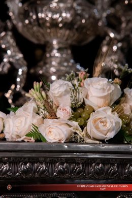 Detlla del exorno floral de la Virgen del Refuio con uvas del Condado de Huelva.