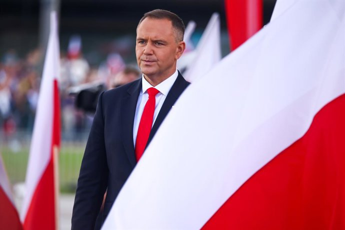 Archivo - Arquivo - 6 de agosto de 2025, Warszawa, Polônia: Karol Nawrocki, o recém-empossado presidente da Polônia, participa de uma cerimônia de assunção do comando das forças armadas do país em Varsóvia, Polônia, em 6 de agosto de 2025.