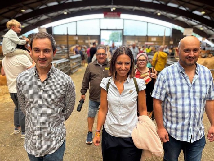 Diego Ruiz de la Peña, coordinador autonómico de Podemos Asturies, y Silvia Tárano, concejala de la formación en Siero, participaron este sábado en la inauguración de Agrosiero.