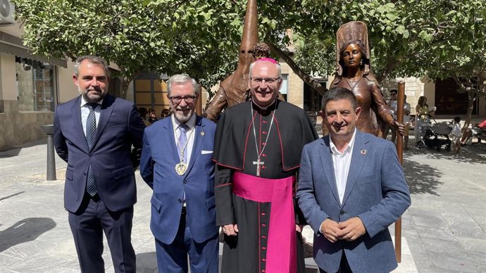 Francisco Reyes participa en la inauguración del conjunto escultórico dedicado al cofrade jiennense