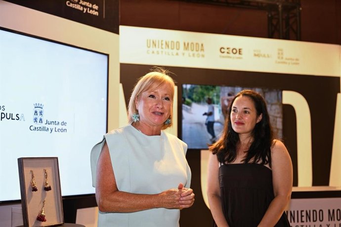 La consejera de Industria, Comercio y Empleo, Leticia García, ha conocido en la Mercedes-Benz Fashion Week las nuevas colecciones de algunos diseñadores de Castilla y León