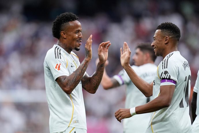 Eder Militao, do Real Madrid CF, comemora um gol com Kylian Mbappe, do Real Madrid CF, durante a partida de futebol da Liga Espanhola, LaLiga EA Sports, disputada entre o Real Madrid e o RCD Espanyol no estádio Santiago Bernabeu, em 20 de setembro de 2025