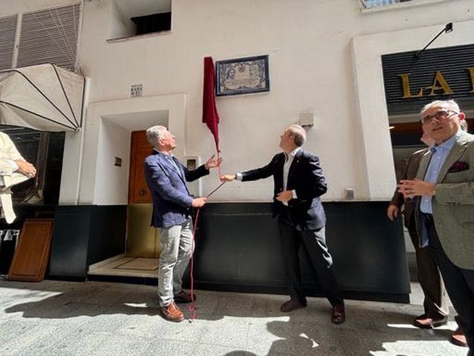 El alcalde de Sevilla, José Luis Sanz, junto al hermano mayor de Santa Genoveva, Enrique González Eulate.