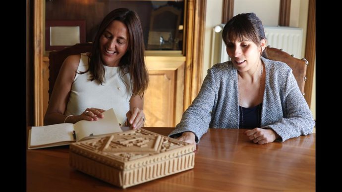 La consellera de Educación y Formación Profesional, Esther Niubó, y la alcaldesa de Palafrugell, Laura Millán