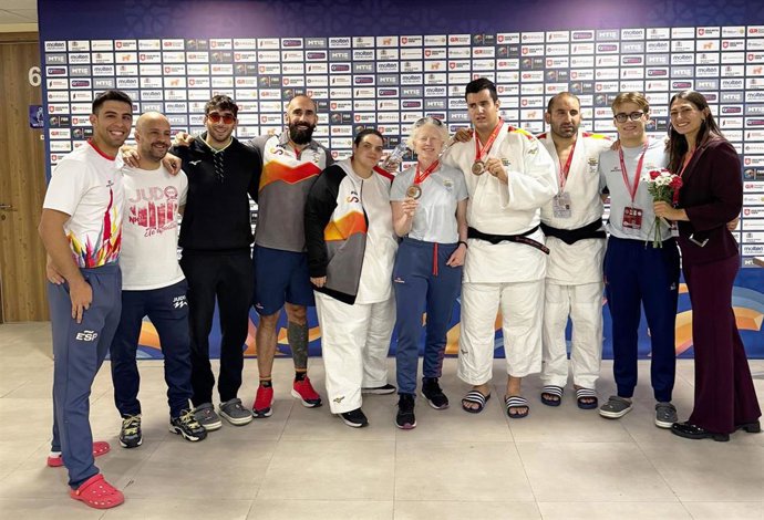 Foto del equipo español en el Europeo Paralímpico de Judo 2025 con los medallistas Marta Arce y Rodrigo Suárez