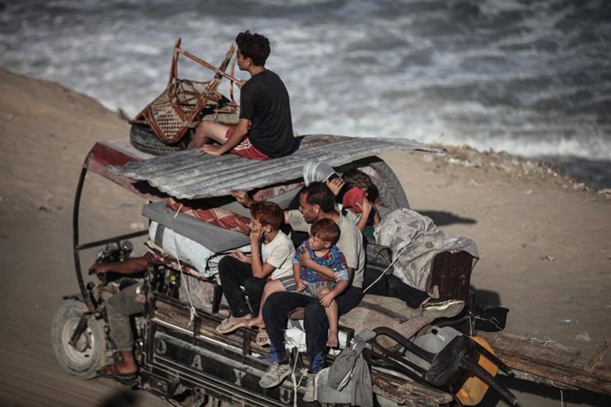 September 20, 2025, Nusairat, Gaza Strip, Palestinian Territory: Displaced Palestinians flee Gaza City, by foot and vehicles, carrying their belongings along the coastal road in Nusairat toward the southern Gaza Strip.