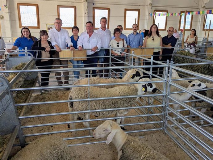 El consejero de Medio Ambiente y Turismo, Manuel Blasco, en la jornada inaugural de la Feria de Septiembre de Cantavieja.