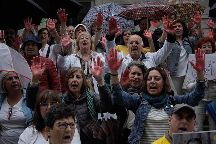 Decenas de manifestantes con las manos pintadas de rojo durante un homenaje al personal sanitario que trabaja en Gaza, frente al Museo de Arte Contemporáneo (MARCO), a 20 de septiembre de 2025, en Vigo, Pontevedra, Galicia (España).