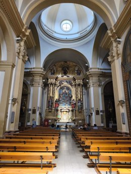 Momento en el que la luz solar ha iluminado el sagrario de la iglesia de Biscarrués.