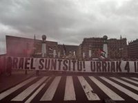 Manifestantes cortan el puente de Zurriola (San Sebastián) en una nueva protesta a favor de Gaza