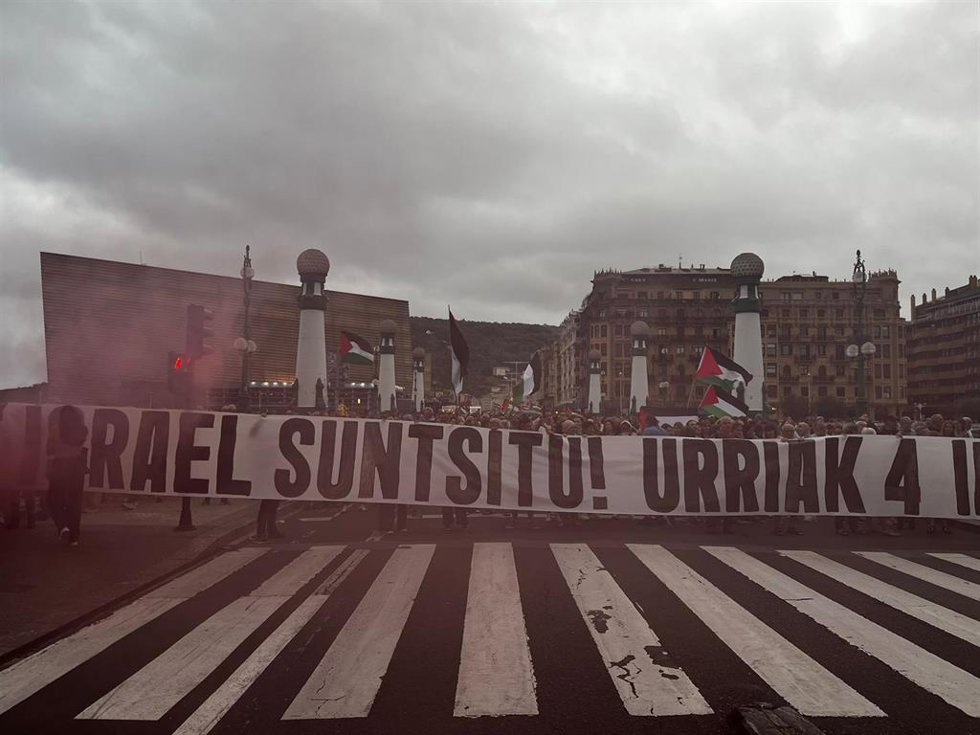 Manifestantes cortan el puente de Zurriola (San Sebastián).