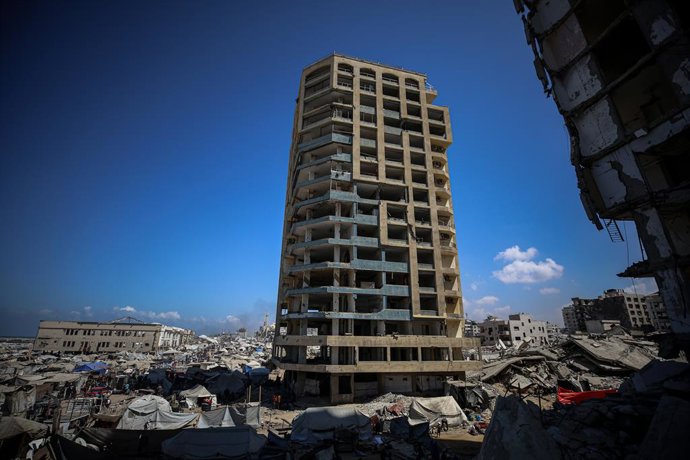 19 de setembro de 2025, Cidade de Gaza, Faixa de Gaza, Território Palestino: Vista geral das tendas de pessoas deslocadas ao longo da Rashid Street, a oeste da Cidade de Gaza, em 19 de setembro de 2025, depois que as forças israelenses ordenaram que os re