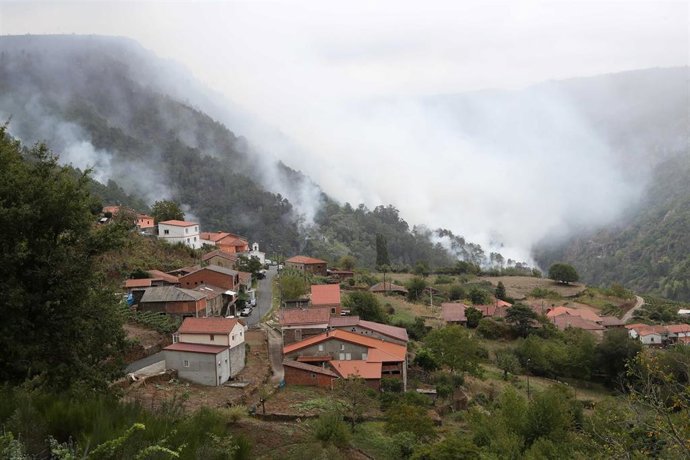 Fumarolas na fronte do lume, que se sitúa sobre as aldeas de Pombeiro, Amandi e San Pedro, a 20 de setembro de 2025, en Pantón, Lugo, Galicia (España).