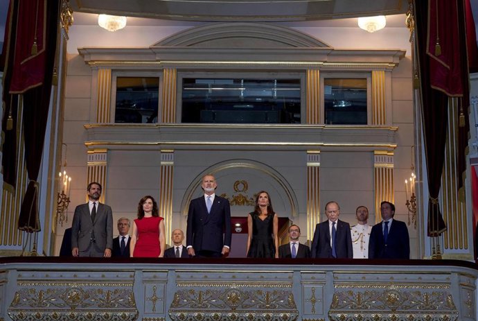 Los Reyes abren su palco en el Teatro Real a la sociedad civil en la primera ópera de la temporada
