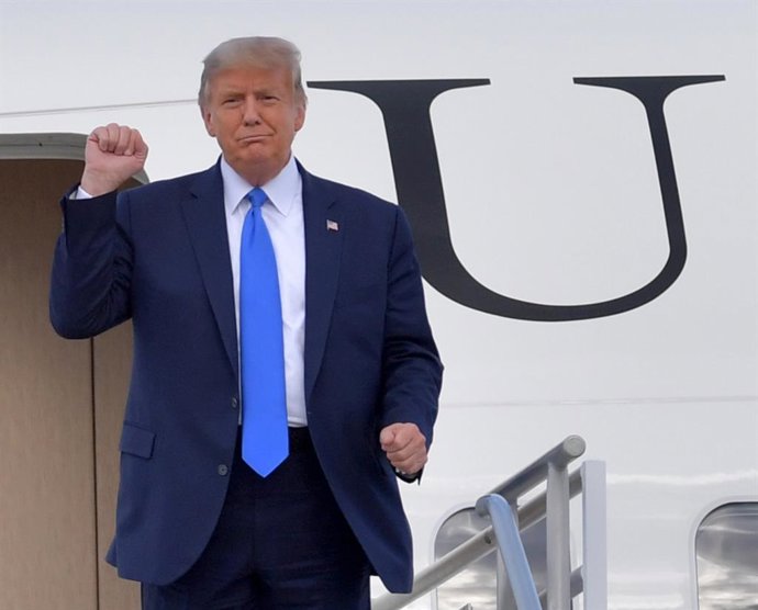 Archivo - 15 de outubro de 2020, Miami, Flórida, Estados Unidos da América: MIAMI, FL - 15 DE OUTUBRO: O presidente dos EUA, Donald Trump, chega ao Aeroporto Internacional de Miami em 15 de outubro de 2020 em Miami, Flórida. O presidente foi recebido por 