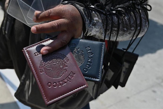 Archivo - Pasaporte de trabajador mexicano (archivo)