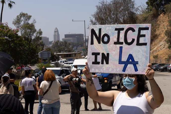 Archivo - 19 de junho de 2025, Los Angeles, Califórnia, EUA: O Departamento de Polícia de Los Angeles, manifestantes e alguns agentes da Patrulha de Fronteira estavam reunidos em uma entrada do Dodger Stadium depois que circularam rumores de uma área de p