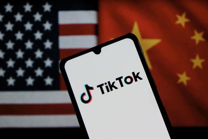 16 de setembro de 2025, Indonésia: Nesta ilustração fotográfica, um logotipo do TikTok é exibido em um smartphone com a bandeira chinesa e a bandeira americana ao fundo.