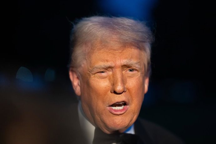 20 de setembro de 2025, Washington, Dc, Estados Unidos: O presidente Donald Trump fala com a imprensa ao sair da Casa Branca para um voo para Mt. Vernon, VA, em 20 de setembro de 2025.