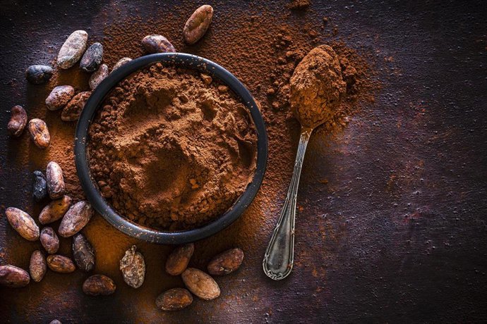 Archivo - Cacao en polvo con granos de cacao de arriba