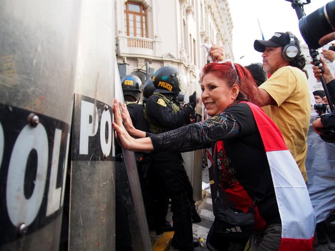 20 de setembro de 2025, Lima, Lima, Peru: Mulher tentando impedir o avanço da polícia com as mãos quando centenas de pessoas marcham nas ruas de Lima protestando contra o governo de Dina Boluarte, o Congresso e o Judiciário.  Uma série de eventos recentes