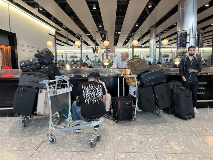 20 September 2025, United Kingdom, London: People wait at Terminal 4 of London Heathrow Airport after flights were delayed and cancelled due to an alleged cyberattack on a service provider for check-in and boarding systems. Airports in London, Brussels an