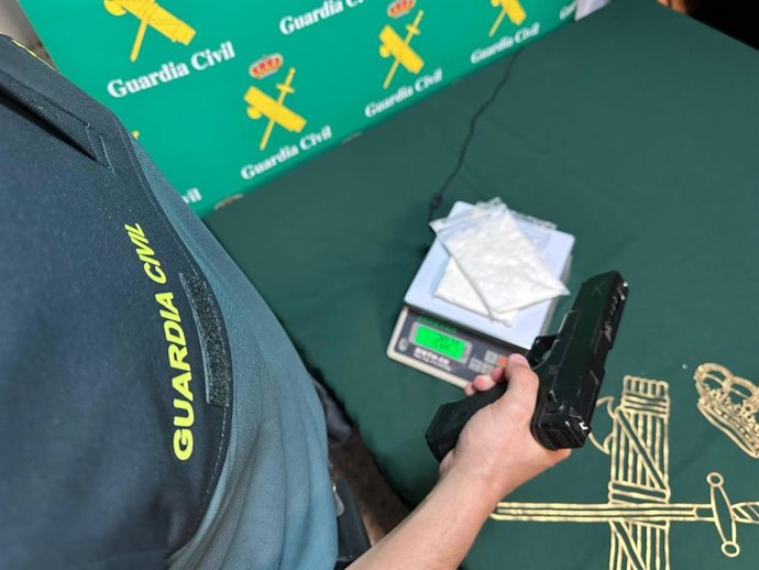 Imagen de la droga y la pistola de aire comprimido incautadas.