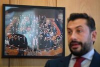 PP dice no tener la "diarrea legislativa" de la izquierda de "aprobar leyes al peso" y está centrado en los Presupuestos