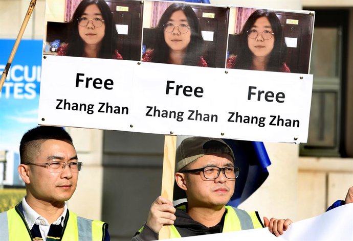 Archivo - 8 de março de 2025, Londres, Inglaterra, Reino Unido: Um manifestante segura um cartaz exigindo a libertação de Zhang Zhan durante a manifestação. Manifestantes se reúnem no Dia Internacional da Mulher, em frente à Embaixada da China em Londres,