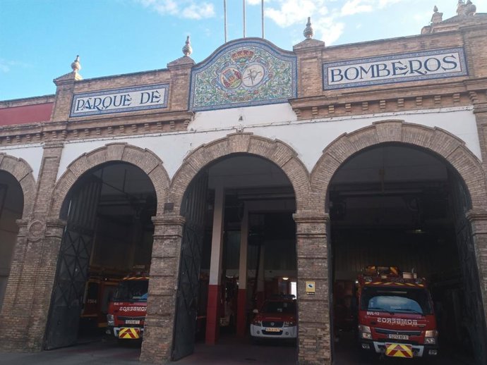 Fachada principal del Parque Central de Bomberos, junto al Puente de San Bernardo.