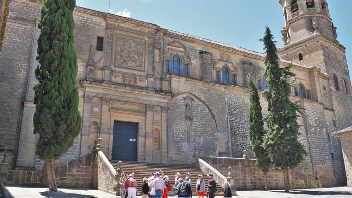 Archivo - Un grupo de turistas ante la Catedral de la Natividad de Nuestra Señora, de Baeza.
