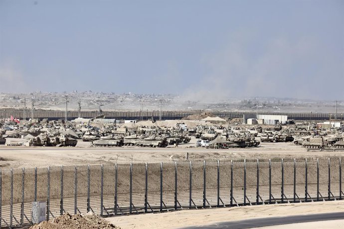 JERUSALÉM, 16 de setembro de 2025 -- Veículos militares israelenses são vistos perto da fronteira sul de Israel com Gaza, em 16 de setembro de 2025. As forças armadas de Israel disseram na terça-feira que lançaram uma "operação terrestre em grande escala"