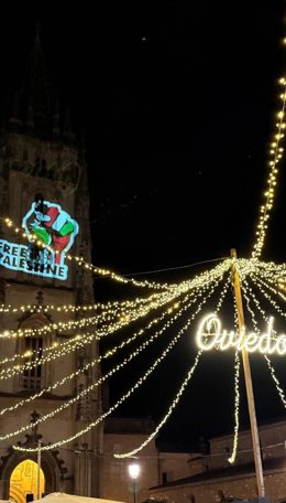 Proyección de la bandera palestina en la catedral de Oviedo.