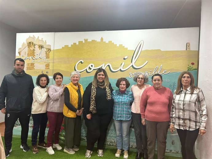 Representantes de la asociación Horizontes de Esperanza en una reunión en marzo con la alcaldesa de Conil, Inmaculada Sánchez.