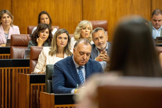 La portavoz parlamentaria del PSOE-A, María Márquez, junto al portavoz adjunto Rafael Recio, en el salón de plenos. (Foto de archivo).