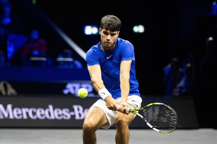 Archivo - Arquivo - 22 de setembro de 2024, Berlim: O tenista espanhol Carlos Alcaraz, da Equipe Europa, em ação contra o americano Taylor Fritz, da Equipe Mundial, durante a partida de simples do torneio de tênis Laver Cup na Uber Arena. Foto: Christophe