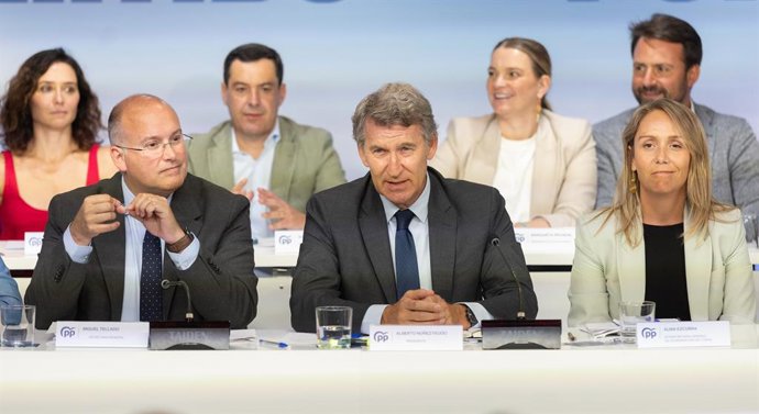 El presidente del PP, Alberto Núñez Fiejóo, acompañado por el secretario general del PP, Miguel Tellado, preside la reunión de la Junta Nacional del Partido Popular, a 15 de septiembre de 2025, en Madrid (España). El Comité Ejecutivo Nacional del PP ha ap