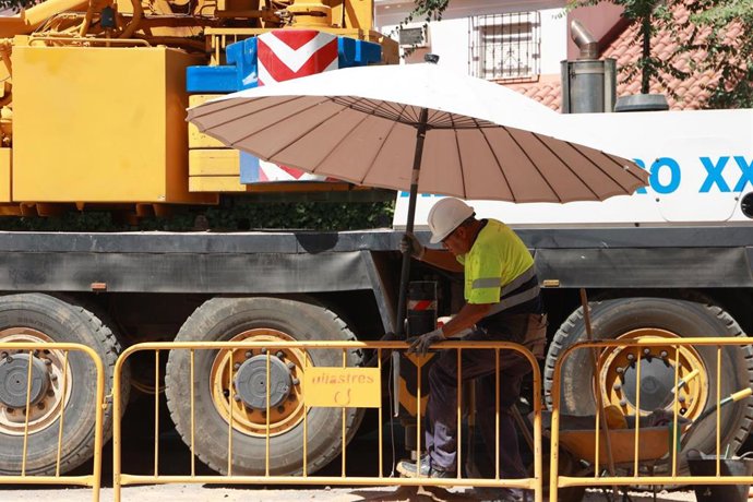 Archivo - Trabajadores de la construcción resguardándose de las altas temperaturas en una obra en Sevilla este, a 2 de septiembre de 2023 en Sevilla (Andalucía, España).