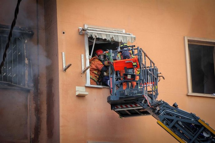 Imagem dos bombeiros atuando no edifício Torrent.