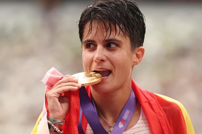 20 September 2025, Japan, Tokyo: Spain's Maria Perez  celebrates after her victory in the women's final 20 km walking race in the 2025 World Athletics Championships in Tokyo. Photo: Oliver Weiken/dpa