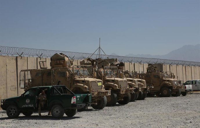 Archivo - Vehículos militares abandonados en la base aérea de Bagram, Afganistán
