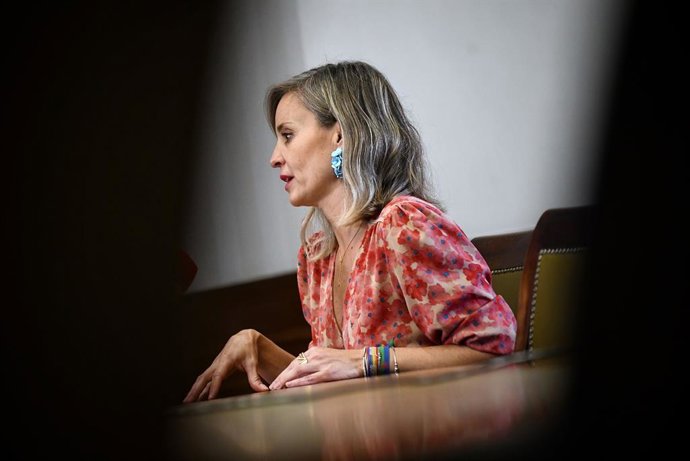 A porta-voz de Sumar no Congresso, Verónica Martínez Barbero, durante uma entrevista para a Europa Press, no Congresso dos Deputados, em 17 de setembro de 2025, em Madri (Espanha).