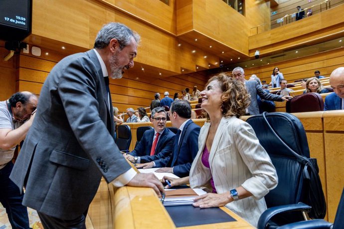 Archivo - El portavoz del PSOE en el Senado, Juan Espadas, conversa con la vicepresidenta primera y Ministra de Hacienda, María Jesús Montero, antes de un pleno en el Senado, a 17 de junio de 2025, en Madrid (España). Esta es la primera sesión de control 
