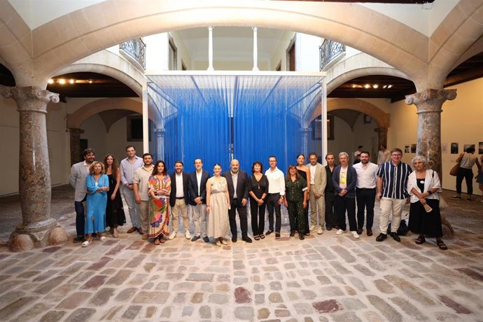 Imagen de las autoridades durante su visita al Casal Solleric con motivo de la 'Nit de l'Art'