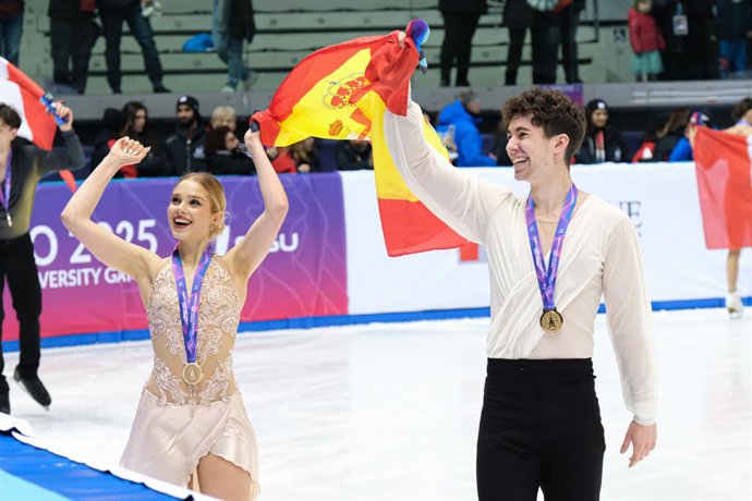 Archivo - Arquivo - 17 de janeiro de 2025, Turim, Itália: Sofia Val (ESP) (esq.) e Asaf Kazimov (ESP) (dir.) na cerimônia de premiação da dança livre no gelo em Turim. A Espanha ganhou a medalha de ouro, enquanto a França ficou em segundo lugar com a meda